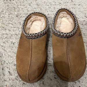 Tasman Ugg Slipper, women’s size 9. Worn 3 or 4 times, never worn outside.